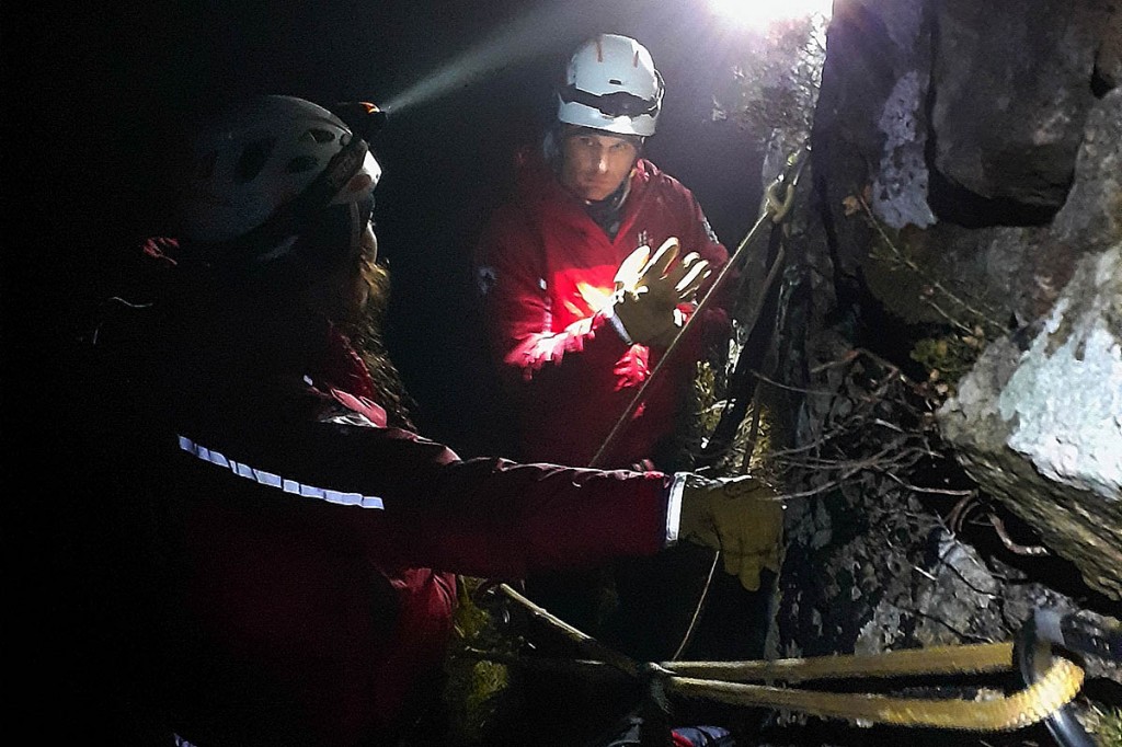 Team members set up the rope system. Photo: Aberdyfi SRT Team members set up the rope system. Photo: Aberdyfi SRT