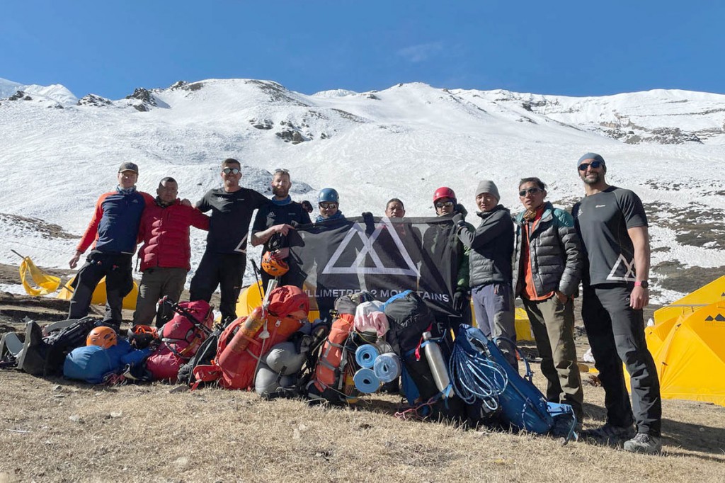 The Himlung Himal expedition team. Photo: Beetle Campbell The Himlung Himal expedition team. Photo: Beetle Campbell