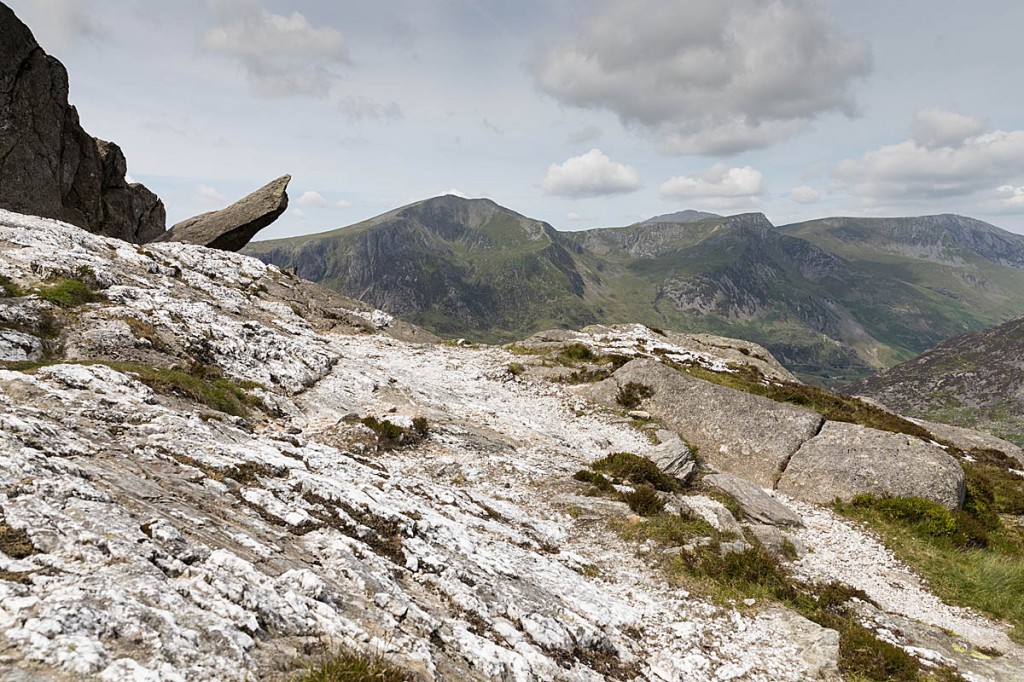 The quartz slabs and Cannon Rock, with Y Garn in the distance. Photo: Bob Smith/grough