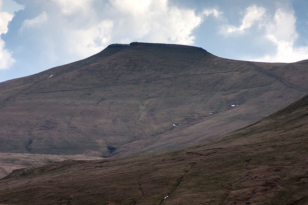 People should avoid hotspots on summits. Photo: Bob Smith/grough