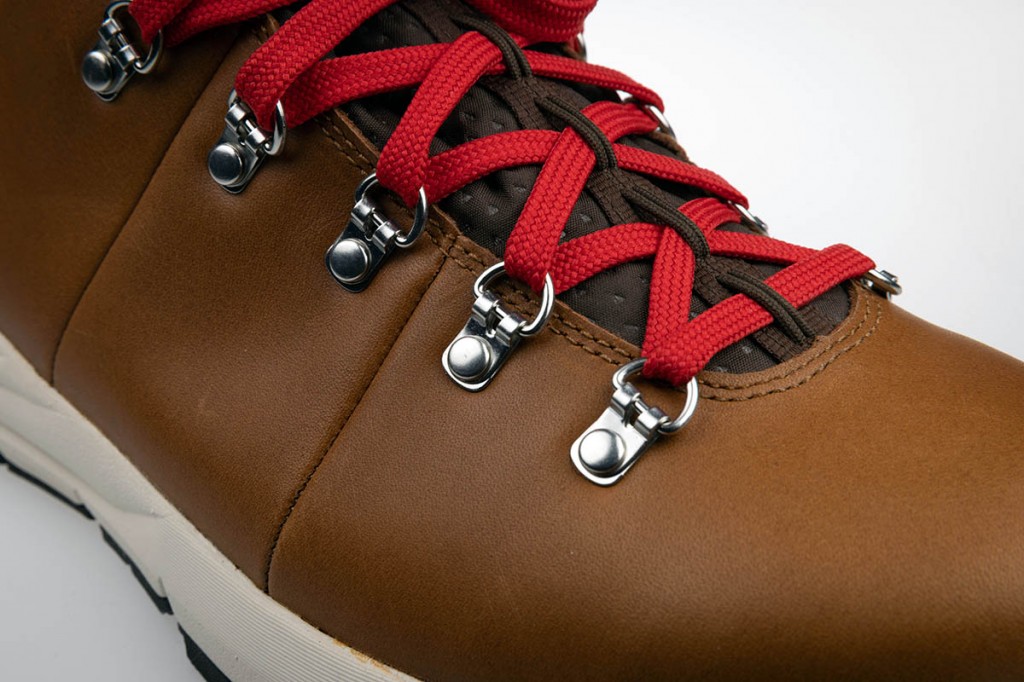 The Mountain 600s come with red laces as standard. Photo: Bob Smith/grough The Mountain 600s come with red laces as standard. Photo: Bob Smith/grough