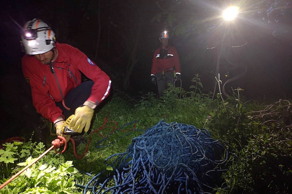Team members set up a technical rope rescue. Photo: Edale MRT Team members set up a technical rope rescue. Photo: Edale MRT