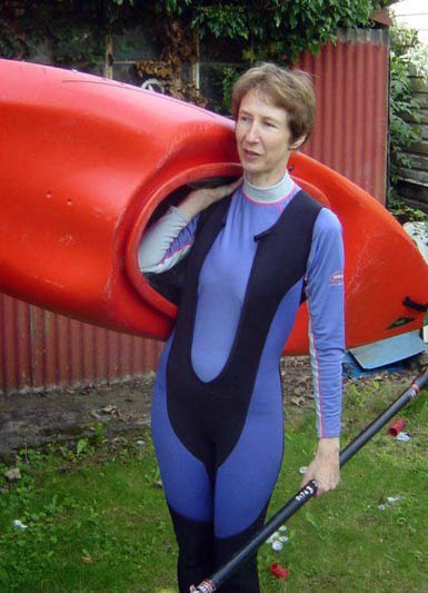 Elizabeth Ashbee carrying the kayak she was in, though she may be wearing a different drysuit