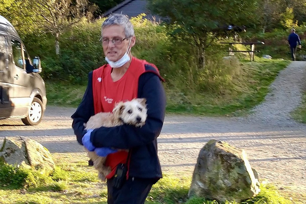 A rescuer with one of the less grateful members of the party. Photo: Keswick MRT A rescuer with one of the less grateful members of the party. Photo: Keswick MRT