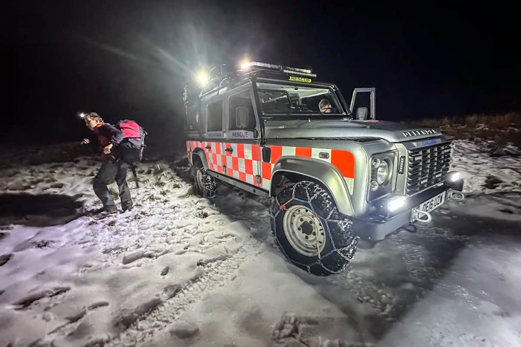 Rescuers fitted snow chains to their Land Rover. Photo: Keswick MRT Rescuers fitted snow chains to their Land Rover. Photo: Keswick MRT