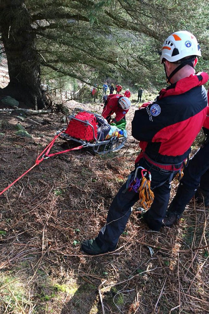 Rescuers rigged up a rope system to lower the injured climber. Photo: NNPMRT Rescuers rigged up a rope system to lower the injured climber. Photo: NNPMRT