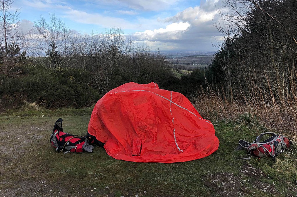 Rescuers used a group shelter while assessing the injured walker. Photo: Newsar Rescuers used a group shelter while assessing the injured walker. Photo: Newsar