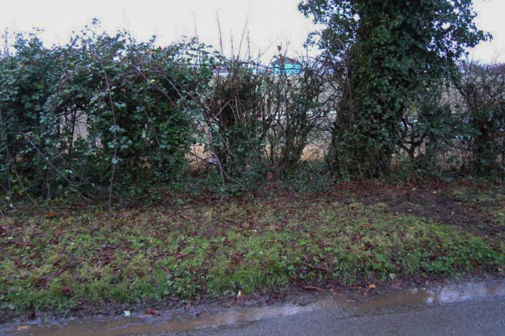 Spot the bridleway at Thurleigh, Bedford, where it leaves Whitwick Green Road OSS missiSpot the bridleway at Thurleigh, Bedford, where it leaves Whitwick Green Roadng post Bedford, Thurleigh bridleway 56 from Whitwick Green Road 1200