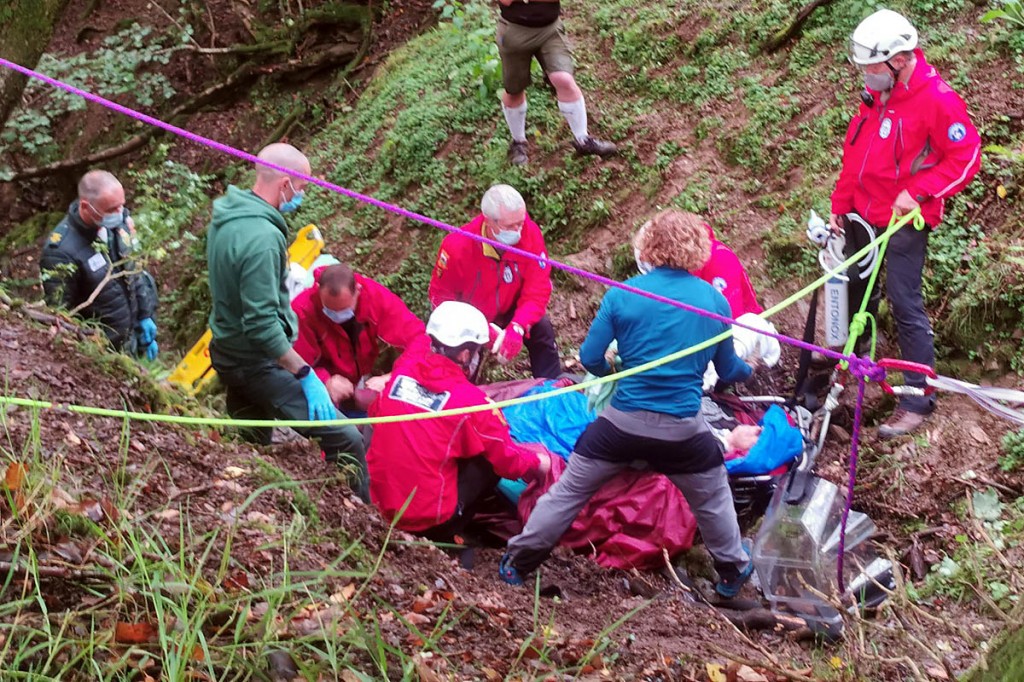 Rescuers placed the injured man in a stretcher. Photo: OVMRO Rescuers placed the injured man in a stretcher. Photo: OVMRO