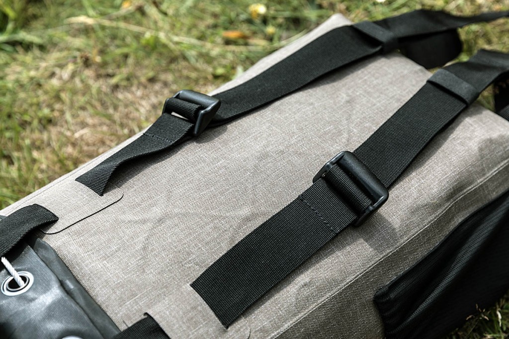 The harness uses simple webbing straps. Photo: Bob Smith/grough The harness uses simple webbing straps. Photo: Bob Smith/grough