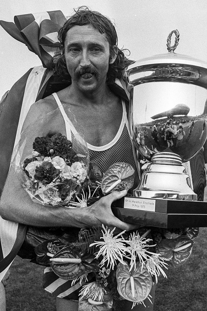 Ron Hill seen after winning the Enschede Marathon in 1975. Photo: Bert Verhoeff/Anefo CC-BY-SA-3.0