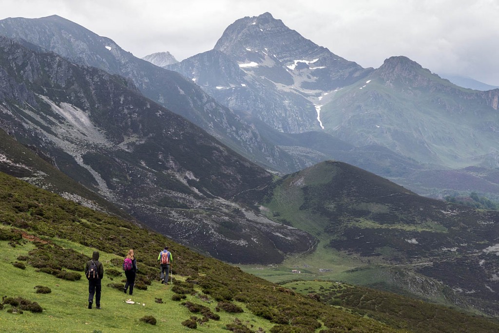 Beginning the descent of Los Arrudos gorge in the Redes park, with Pico Torres ahead Beginning the descent of Los Arrudos gorge in the Redes park, with Pico Torres ahead