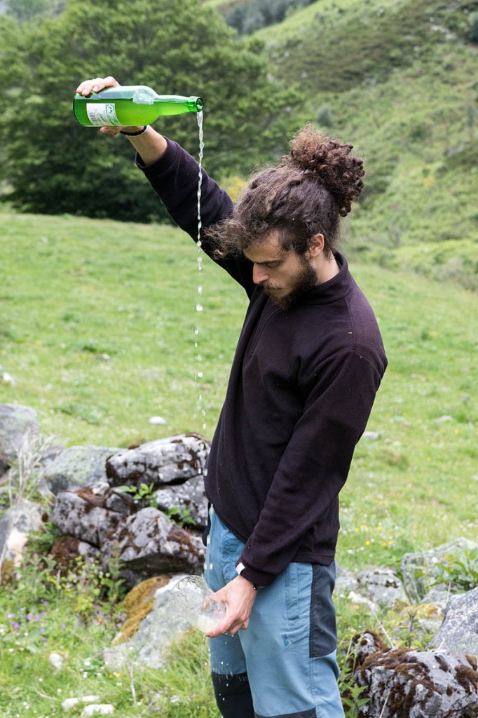 Alex pours the traditional Asturian cider Alex pours the traditional Asturian cider
