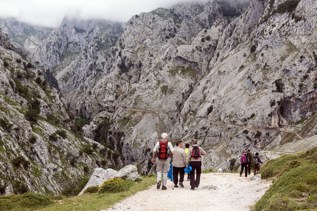The path descends slightly into the gorge after Los Collaos The path descends slightly into the gorge after Los Collaos