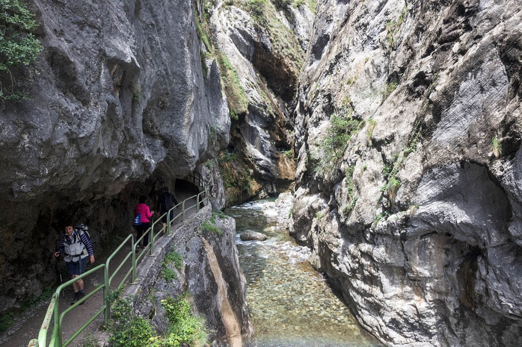 The ravine narrows as it nears the reservoir at Caín The ravine narrows as it nears the reservoir at Caín