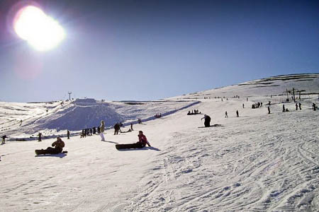 Snowsports in the Ptarmigan bowl, Cairn Gorm. Photo: Callum Black CC-BY-SA-2.0