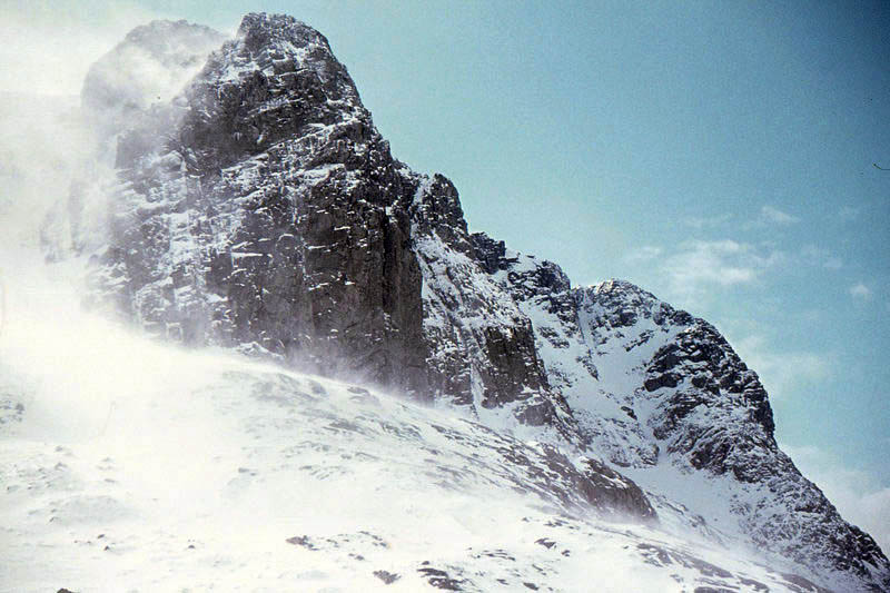 The climbers are stuck on Castle Ridge, right. Photo: Jim Barton CC-BY-SA-2.0 The climbers are stuck on Castle Ridge, right. Photo: Jim Barton CC-BY-SA-2.0