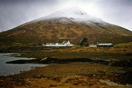 Cluanie Inn and Sgùrr an Fhuarail. Photo: Trevor Rickard CC-BY-SA-2.0