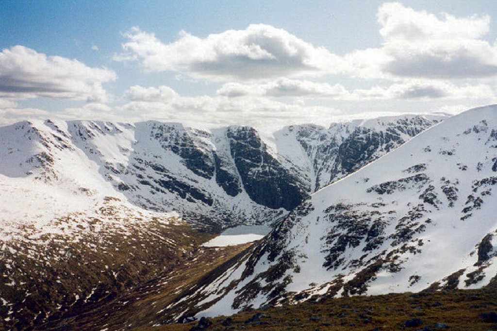 The helicopter has flown to a reported avalanche on Creag Meagaidh. Photo: Paul Birrell CC-BY-SA-2.0