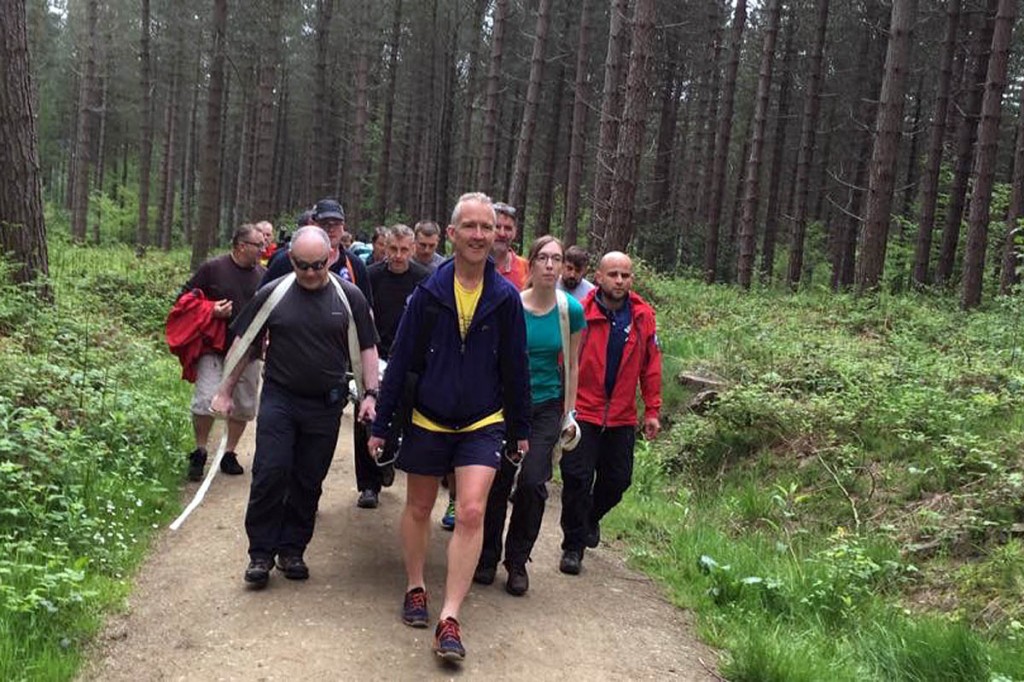The team thanked those who helped carry the stretcher. Photo: Edale MRT