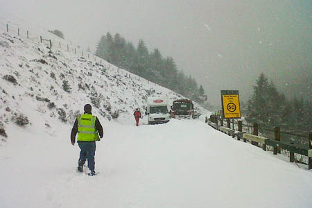 Motorists were caught out by snow on the Snake Pass. Photo: Dave Torr/Andy Cass/Edale MRT Motorists were caught out by snow on the Snake Pass. Photo: Dave Torr/Andy Cass/Edale MRT