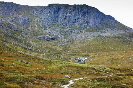 The Hutchison Memorial Hut lies in Coire Etchachan. Photo: Nigel Brown CC-BY-SA-2.0