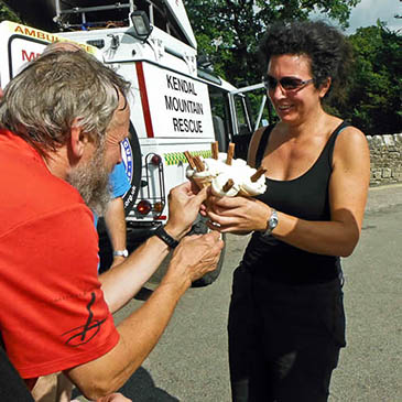 Team members were treated to ice creams after the rescue. Photo: Kendal MRT Team members were treated to ice creams after the rescue. Photo: Kendal MRT