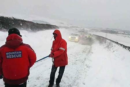 Rescuers in action during the blizzards. Photo: Kendal MRT