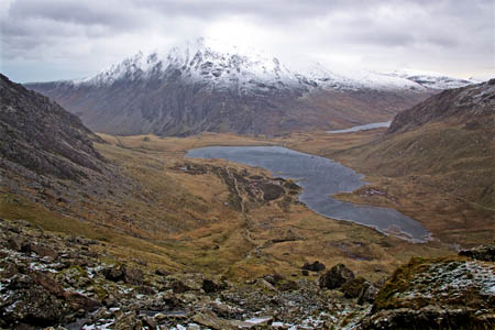 Llyn Idwal with Y Gribin to the right, and the Devil's Kitchen in the foreground. Photo: Stray Croc CC-BY-2.0