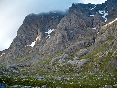 The climber fell from Observatory Ridge, left. Photo: Subflux CC-BY-SA-2.0