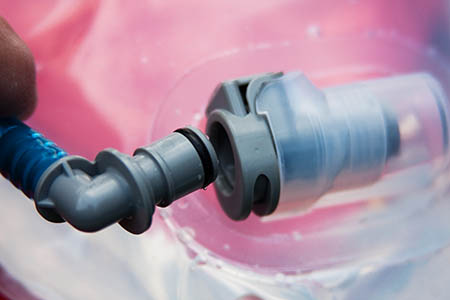 The Quick Connect valve allows the drink tube to be detached from the bottom of the reservoir for easy routing The Quick Connect valve allows the drink tube to be detached from the bottom of the reservoir for easy routing
