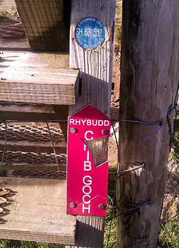 The damaged signs at Bwlch y Moch The damaged signs at Bwlch y Moch
