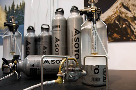 The Soto Muka with a cut-away fuel bottle showing the delivery system The Soto Muka with a cut-away fuel bottle showing the delivery system