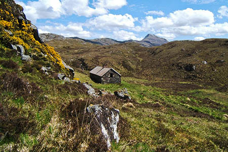 The Suileag bothy, with Canisp in the distance. Photo: AlastairG CC-BY-SA-2.0