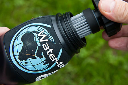 The filter is screwed into the bottle lid The filter is screwed into the bottle lid