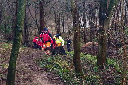 The mountain biker is carried to the aircraft. Photo: GNAAS The mountain biker is carried to the aircraft. Photo: GNAAS