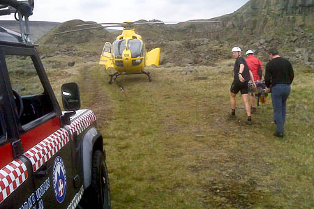 Rescuers carry the walker to the air ambulance Rescuers carry the walker to the air ambulance